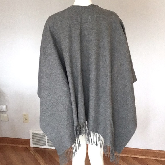 Forth & Town Gray Fringed Shawl - Picture 3 of 6